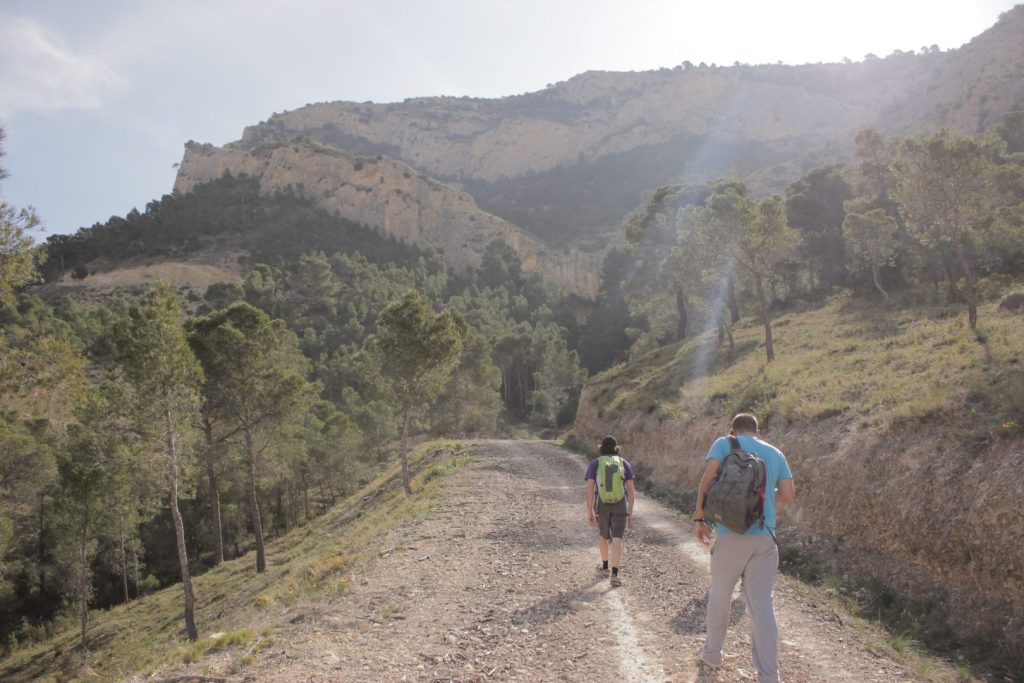 Dos montañeros realizando aproximación de la Vía Ferrata del Cid