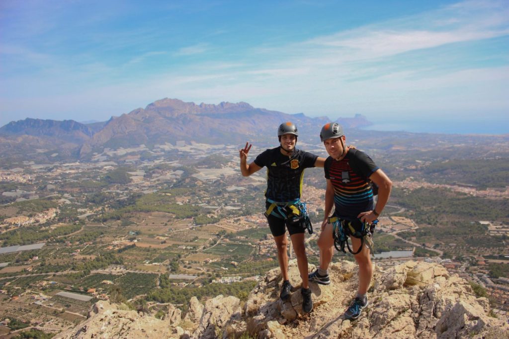 Dos montañeros en lo alto de la Vía Ferrata del Ponoig. La Nucia, Benidorm