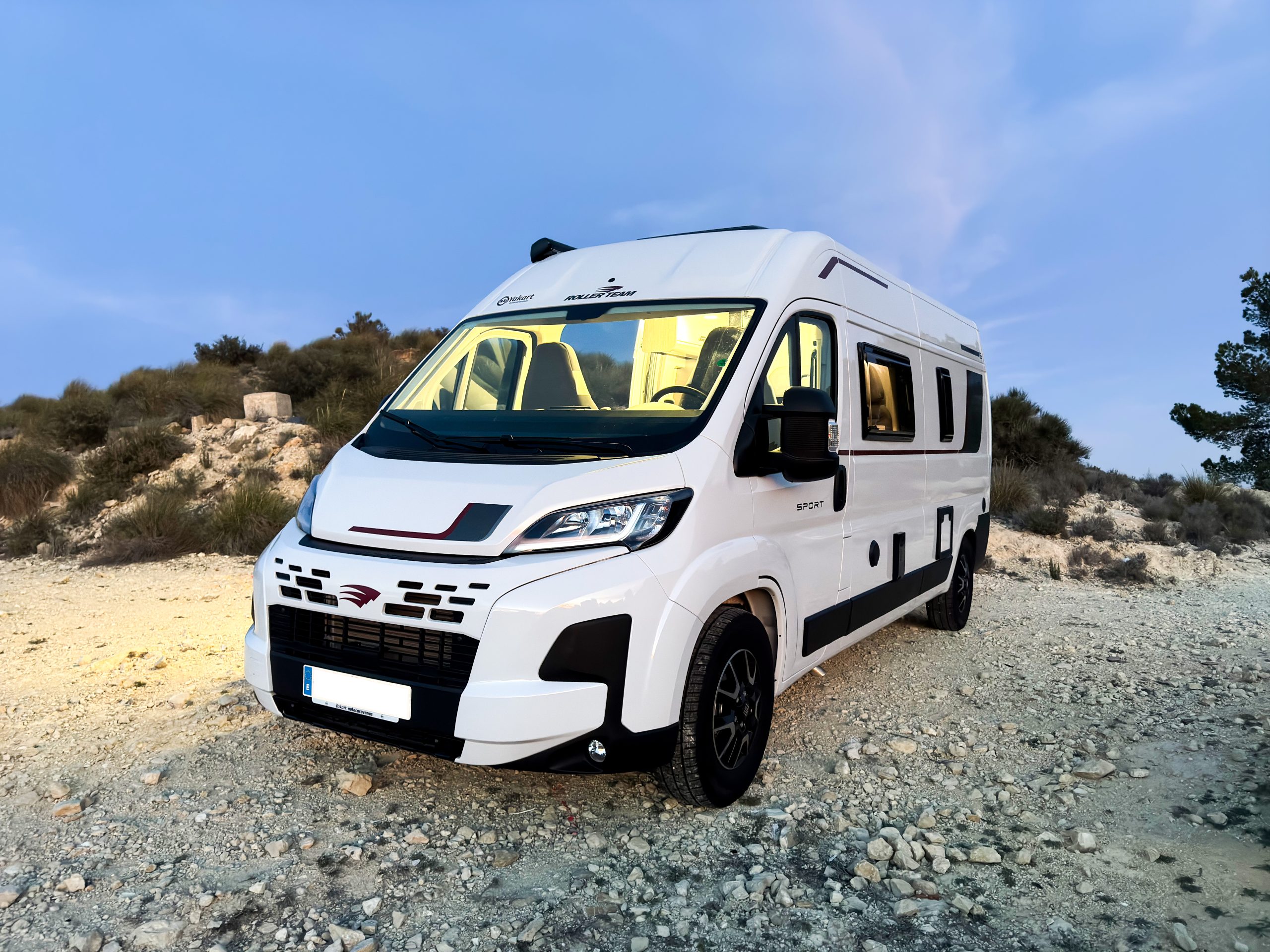furgoneta camper estacionada en una montaña de Alicante