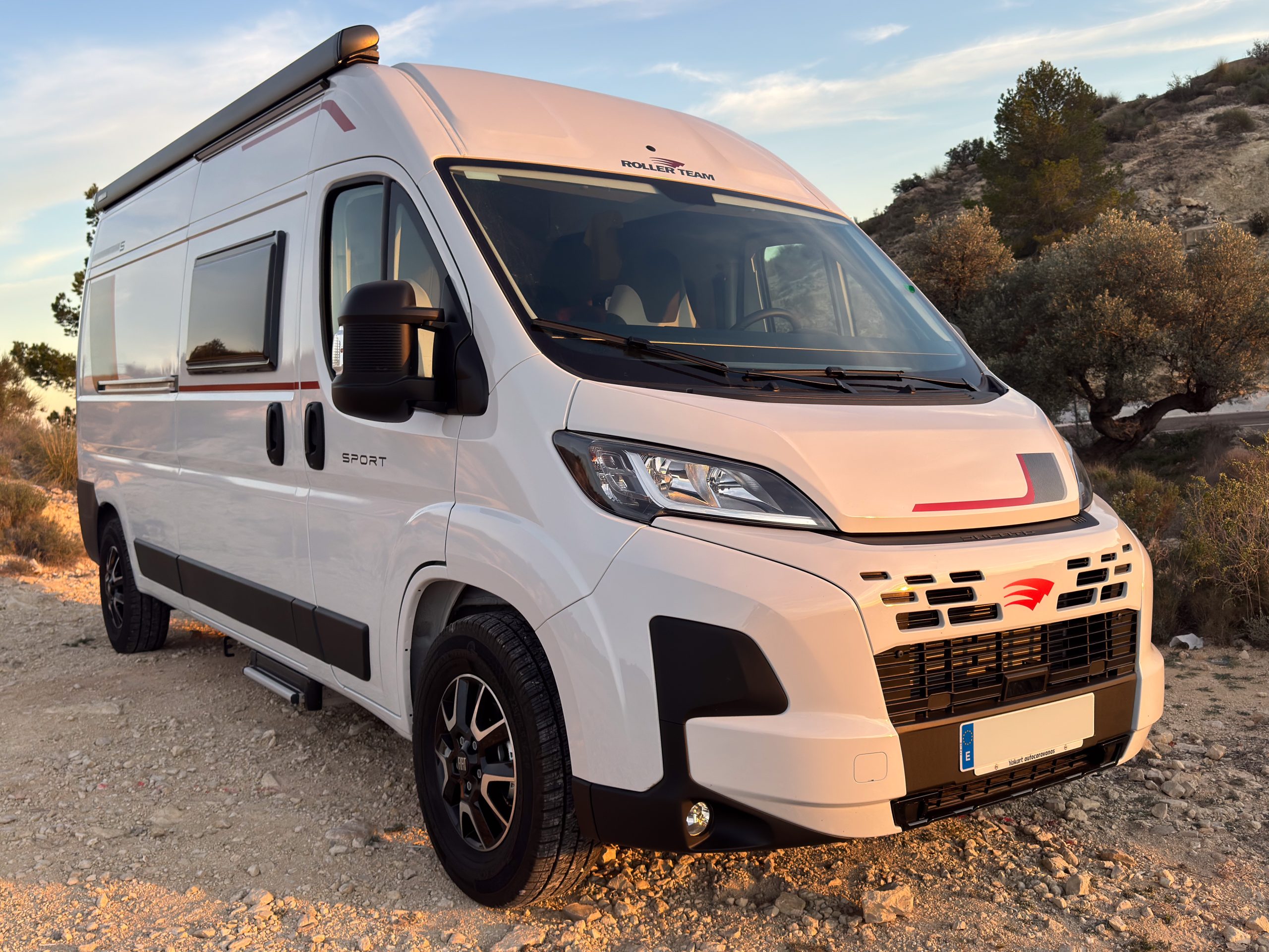 Camper gran volumen aparcada en la montaña de Alicante en un atardecer