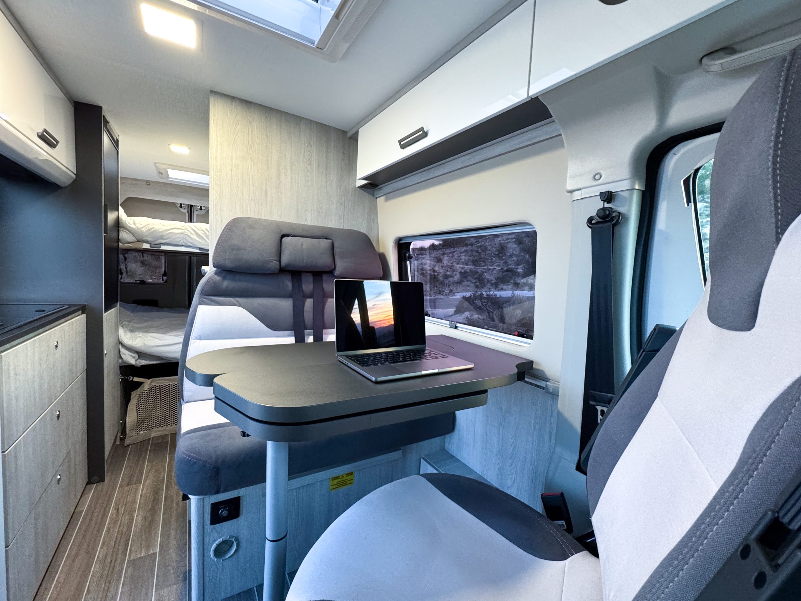 Comedor de camper con mesa y ordenador