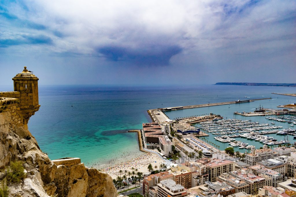 Vista desde el Castillo Santa Barbara de Alicante hacia el puerto y la playa del Postiguet